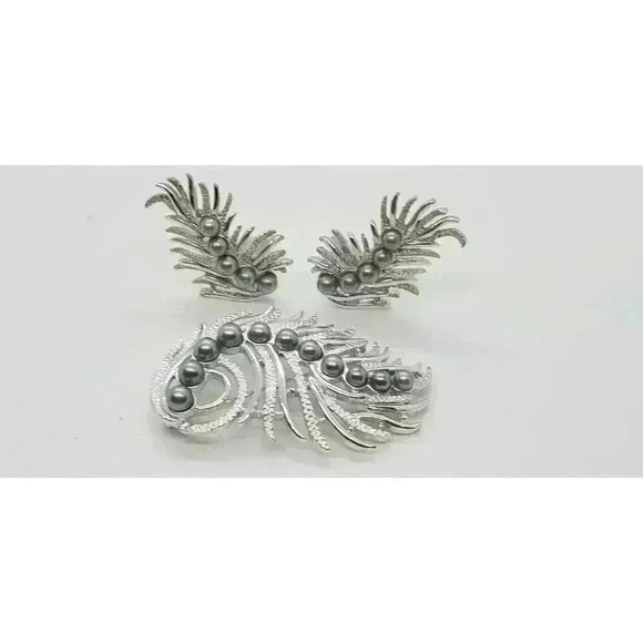 Vintage Sarah Coventry Feather Fantasy Brooch Clip Earrings Faux Pearl Gift Set - Picture 5 of 12